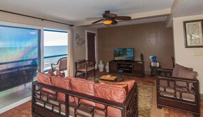 Smart TV, books - My Oceanfront Hawaii Vacation Rental Kailua Kona (Kailua Kona)