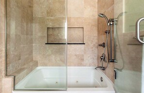 Ensemble douche/baignoire, baignoire à jets, sèche-cheveux