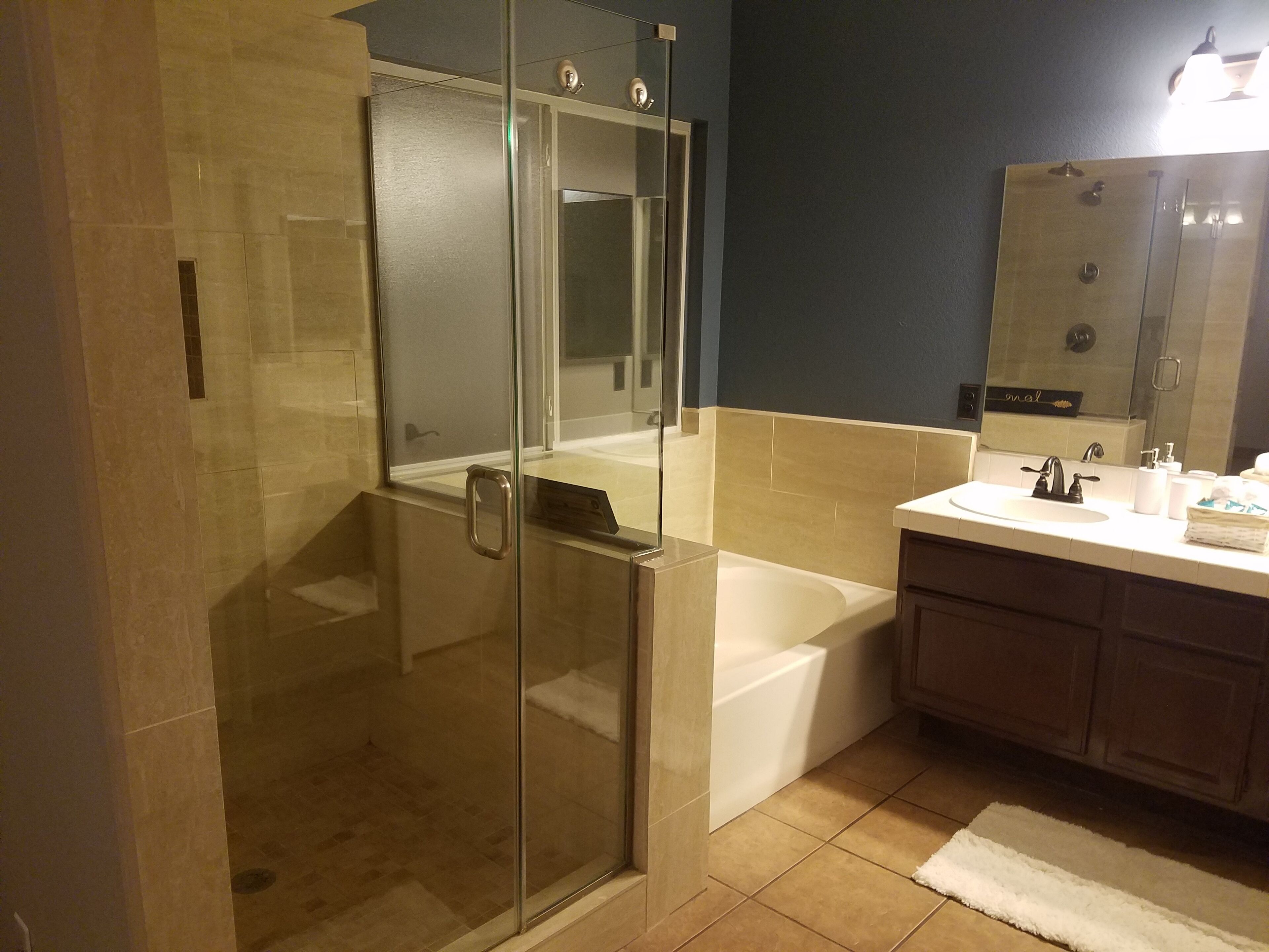 Duschwanne, Whirlpool, Haartrockner, Handtücher