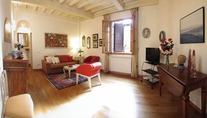 Fernseher, DVD-Player, Bücher, Stereoanlage