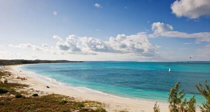 Grace Bay Beach 7acre Resort: MainHouse Ocean Views+Pool+Oceanfront+Lush Gardens