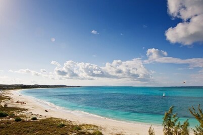 Grace Bay Beach 7acre Resort: MainHouse Ocean Views+Pool+Oceanfront+Lush Gardens