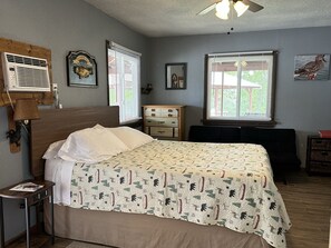 1 bedroom, travel cot, WiFi, bed sheets