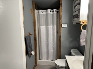 Shower, towels, soap, shampoo -  Clean, family/pet friendly AR Ozark Mountain/Norfork Lake Front Cabin (Gamaliel)