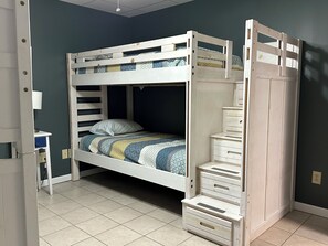 5 bedrooms, iron/ironing board, free WiFi, bed sheets