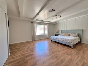 4 bedrooms, iron/ironing board, WiFi, bed sheets - Group-Friendly Anaheim Stay – Spacious, Cozy, and Close to Disneyland BOOK NOW! (Anaheim)