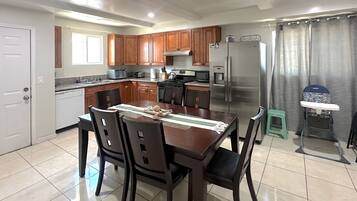 Een koelkast, een magnetron, een oven, een kookplaat