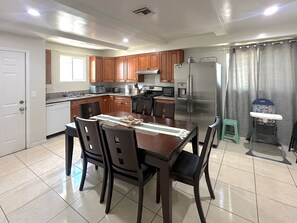 Fridge, microwave, oven, stovetop - Group-Friendly Anaheim Stay – Spacious, Cozy, and Close to Disneyland BOOK NOW! (Anaheim)