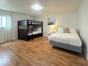 4 habitaciones, tabla de planchar con plancha, wifi y ropa de cama