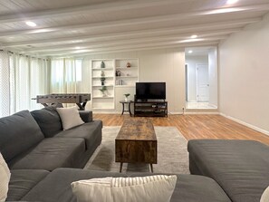 Smart TV, books - Group-Friendly Anaheim Stay – Spacious, Cozy, and Close to Disneyland BOOK NOW! (Anaheim)