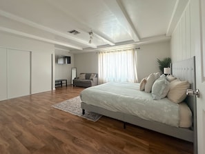 4 bedrooms, iron/ironing board, WiFi, bed sheets - Group-Friendly Anaheim Stay – Spacious, Cozy, and Close to Disneyland BOOK NOW! (Anaheim)