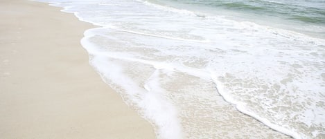 Plage, chaises longues, serviettes de plage