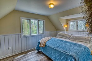 5 chambres, bureau, fer et planche à repasser, lit de bébé portatif