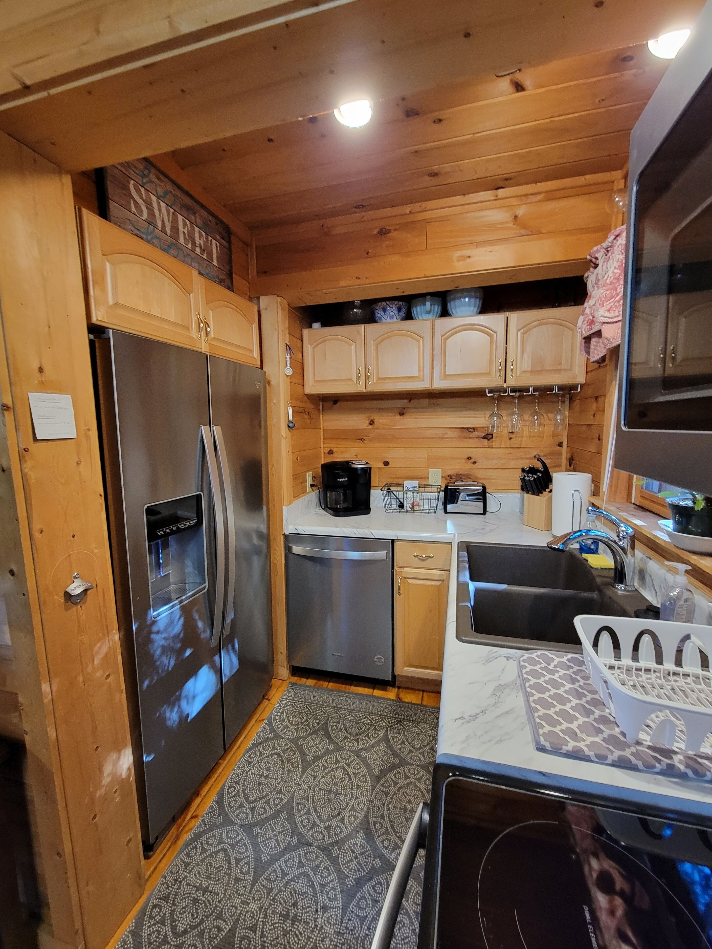 Réfrigérateur, micro-ondes, four, plaque de cuisson