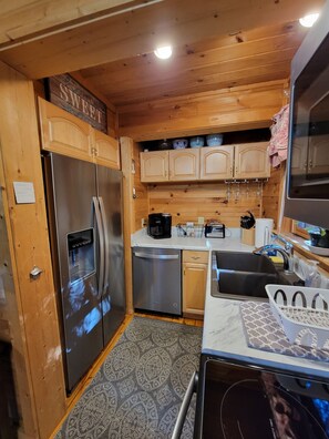 Køleskab, mikrobølgeovn, ovn, kogeplade