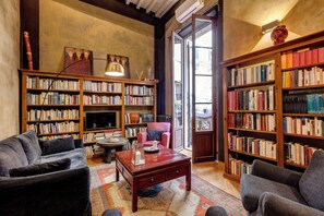 Smart-TV, Bücher, Stereoanlage