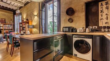 Frigorifero, microonde, forno, piano cottura