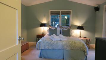 2 bedrooms, desk, iron/ironing board, travel crib