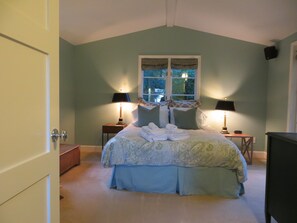 2 Schlafzimmer, Schreibtisch, Bügeleisen/Bügelbrett, Reisekinderbett