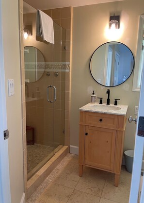 Shower, hair dryer, towels, soap - Spectacular Cottage Minutes from Town, Trails, and Biking! (Mill Valley)