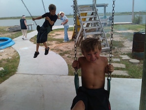 Children's area - On The water, .Away from Noise, WI-FI, Wheelchair ramp. Minutes from Galveston. (Hitchcock)
