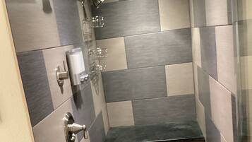 Douche, sèche-cheveux, serviettes fournies, savon