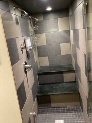 Dusche, Haartrockner, Handtücher, Seife