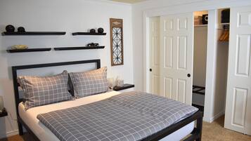 1 habitación, caja de seguridad en la habitación y escritorio