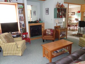 Smart TV, chimenea, reproductor de DVD y libros 