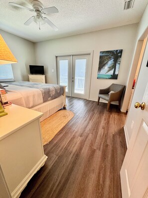 3 habitaciones, tabla de planchar con plancha y cuna de viaje 