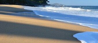 Lovely 2 bedroom Jungle Retreat, "Private" Beach Nearby.         