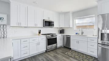 Een koelkast, een magnetron, een oven, een kookplaat