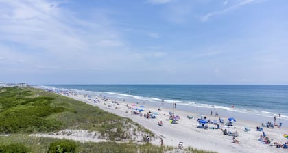 Oceanfront! Fenced in back yard! Pet Friendly! Come visit anytime👍