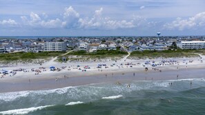 On the beach, sun-loungers - Oceanfront! Fenced in back yard! Pet Friendly! Come visit anytime👍 (Brigantine)