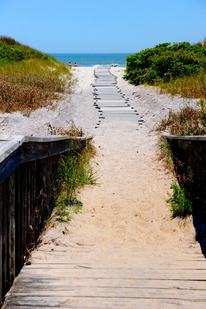 Oceanfront! Fenced in back yard! Pet Friendly! Come visit anytime👍