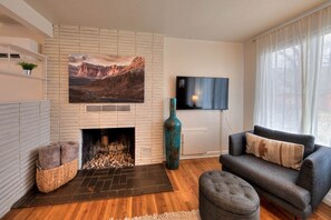 Televisión y chimenea 