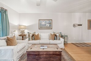 Smart TV, reproductor de DVD y libros 