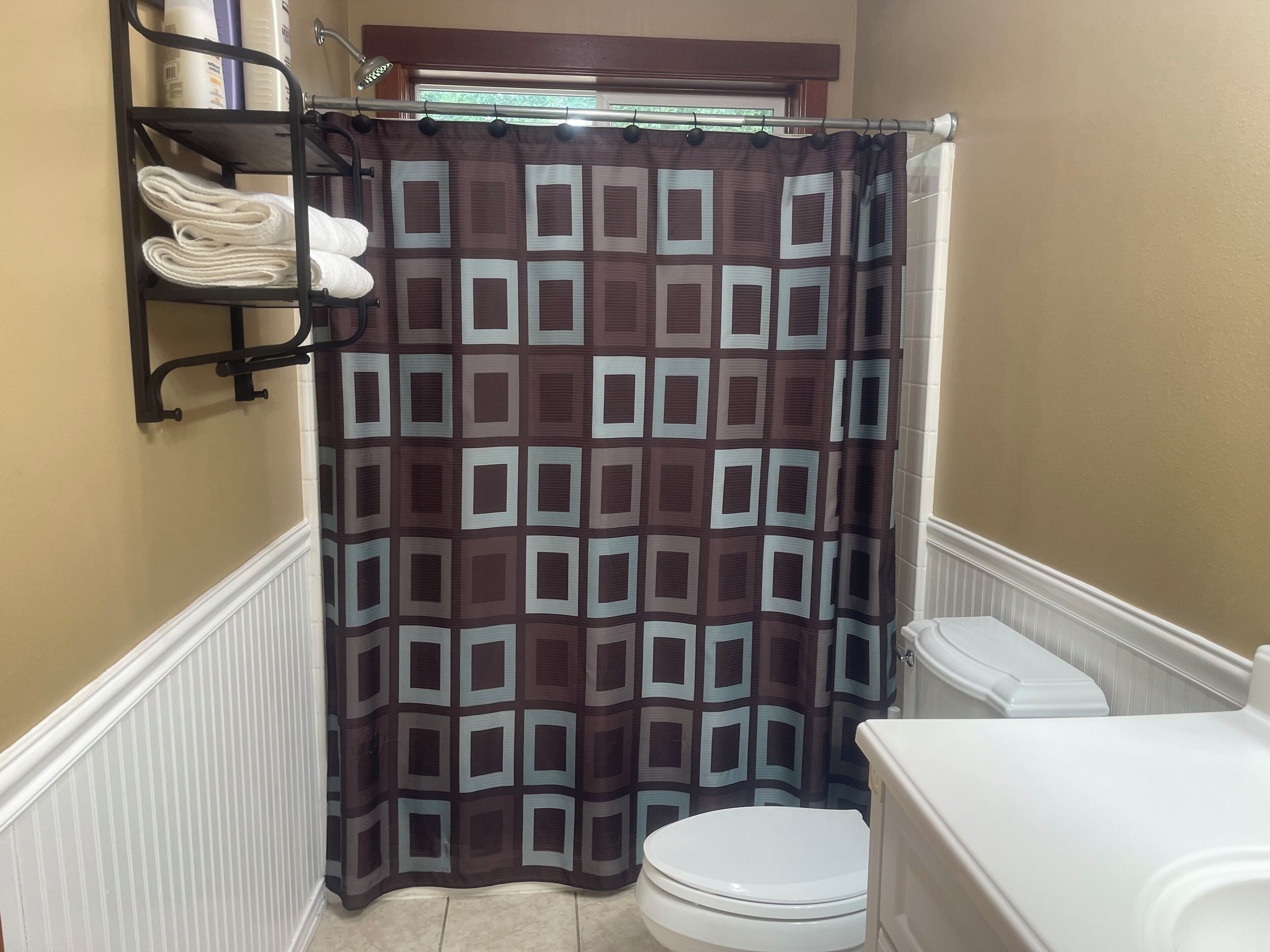 Combinazione doccia/vasca, asciugacapelli, asciugamani, sapone