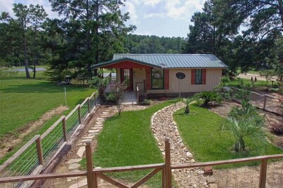 BEAUTIFUL CABIN IN NATIONAL FOREST WITH SCREENED IN PORCH AND POND WITH FOUNTAIN
