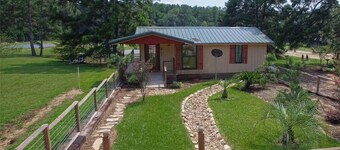 Magnifiquement dĂ©corĂ©e cabane dans la forĂȘt nationale