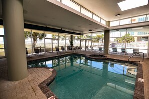 Een binnenzwembad, een buitenzwembad