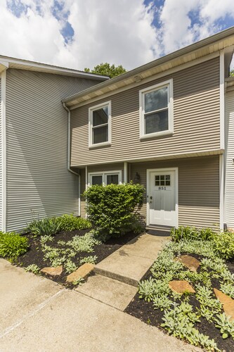 3 Bedroom Downtown Townhouse, Close to All! 