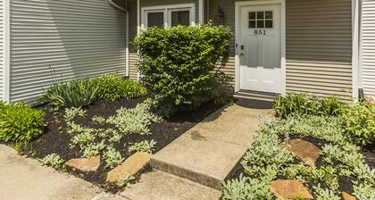 3 Bedroom Downtown Townhouse, Close to All!