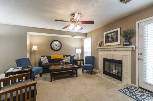 3 Bedroom Downtown Townhouse, Close to All! 