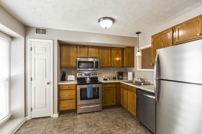 3 Bedroom Downtown Townhouse, Close to All! 