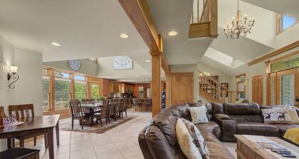 6 Bedroom w/ Fireplace, Hot Tub, Pool Table, Foosball, and fire pit