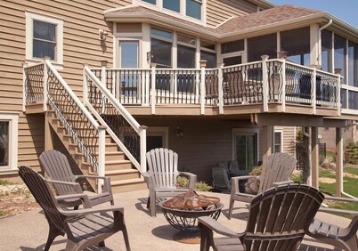 6 Bedroom Luxury Home w/ Fireplace, Hot Tub, Pool Table, Foosball