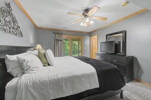 6 bedrooms, iron/ironing board, WiFi, bed sheets