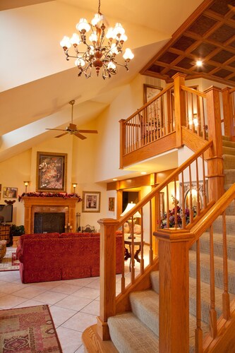 6 Bedroom w/ Fireplace, Hot Tub, Pool Table, Foosball, and fire pit