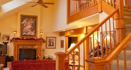 6 Bedroom w/ Fireplace, Hot Tub, Pool Table, Foosball, and fire pit